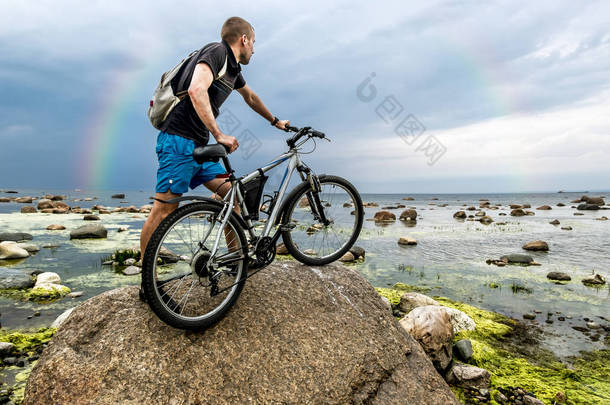 他望着地平线的大海的自行车骑自行车的人和
