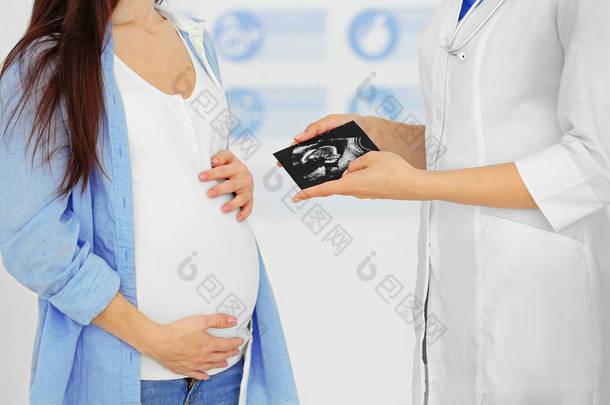 妇科医生给怀孕的回声照片