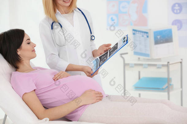 怀孕妇女的妇科医生显示超声照片