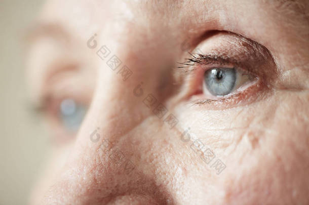 老妇的悲哀的眼神
