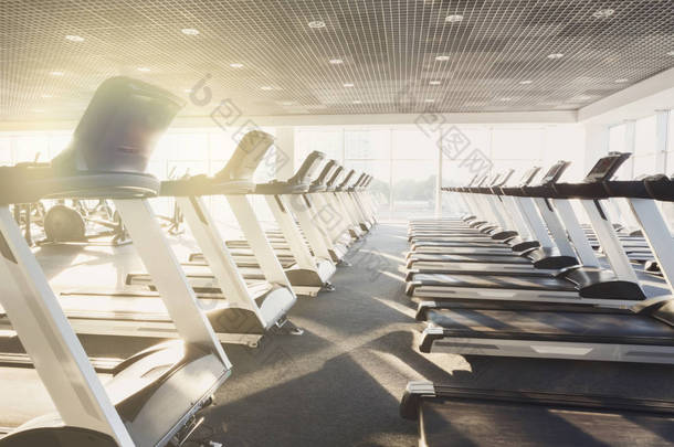 现代健身房室内设备，跑步机健身有氧运动训练