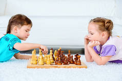 竞争。孩子们在家里下棋.