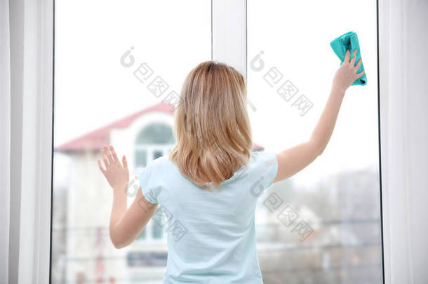 年轻女人清洗窗口