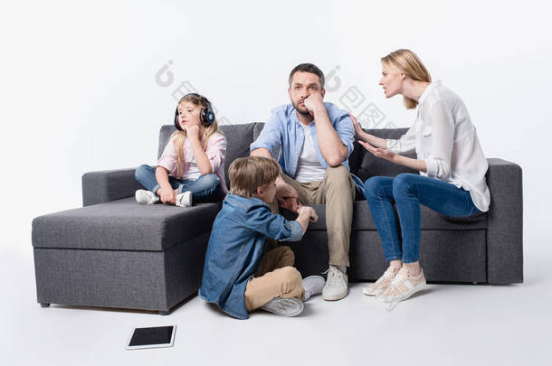 白种人家庭在一<strong>起坐</strong>在沙发上