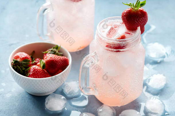 草莓柠檬汁与新鲜草莓柠檬汁在<strong>玻璃</strong>罐杯融化成冰多维数据集新鲜草莓碗水平照片中