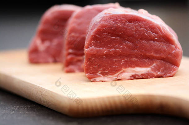 开胃牛肉或牛肉生肉上木菜板