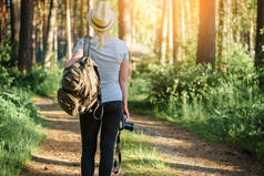 一位女性背包旅行，走过一条小道在国家公园.