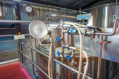 南岛，新西兰-2017 年 5 月 25 日： 现代啤酒厂厂，与啤酒酿造水壶、 容器、 浴缸和管道采用不锈钢，monteiths 啤酒厂，新西兰南岛