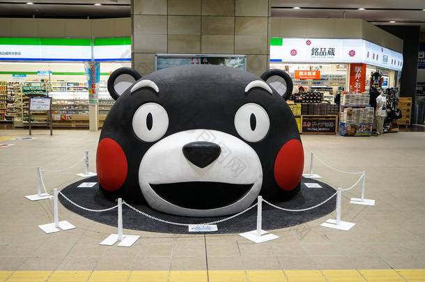 熊本-2017 年 5 月 9 日： Kumamon，黑熊吉祥物，在大尺寸放置在地上的主要火车站与<strong>便利店背景</strong>在熊本头