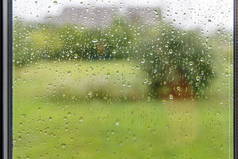 夏季雨后雨湿家窗户