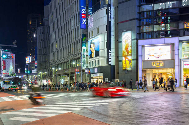 到了晚上，<strong>日本</strong>在东京涩谷区的繁忙的<strong>街道</strong>上