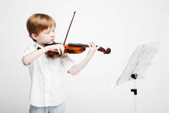 小可爱的红发男孩，用他手中的小提琴