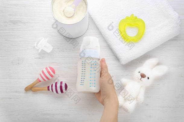 婴儿配方奶粉的奶瓶
