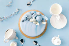 蓝色蛋糕的顶面看蓝色的杯子, 盘子和勺子