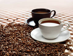 咖啡和咖啡豆的黑白杯