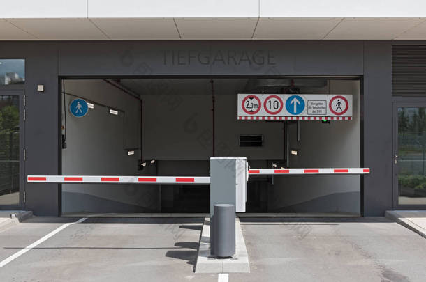 德国法兰克福-2017年7月17日: 一个地下停车场的入口和出口在陈列中心在法兰克福主要德国