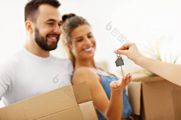 照片显示快乐的成年夫妇搬出去或到新家