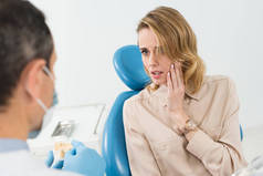 现代牙科诊所患牙痛的女性患者