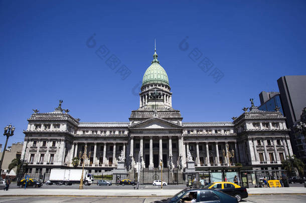 布宜诺斯艾利斯, 阿根廷-2018年1月19<strong>日</strong>: Unindentified 人在阿根廷<strong>全国</strong>国会宫殿前面在布宜诺斯艾利斯。这座新古典主义建筑于1906年开业。.