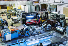 生产通风系统的工业车间或机库。金工厂抽象背景, 设备和机械齐全