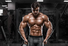 肌肉发达的男人在健身房做运动，强壮的男性裸体身体腹肌