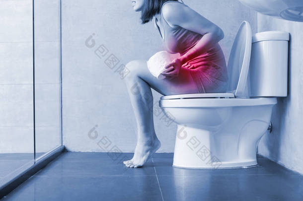 妇女感觉疼痛与便秘在 wc