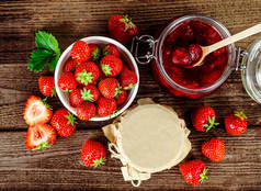 自制草莓果酱或果酱在玻璃罐子和 ba