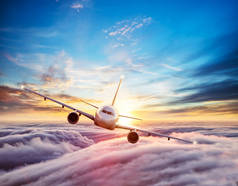 乘客商用飞机飞越云层上空