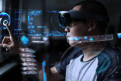 男人玩虚拟现实与全息透镜