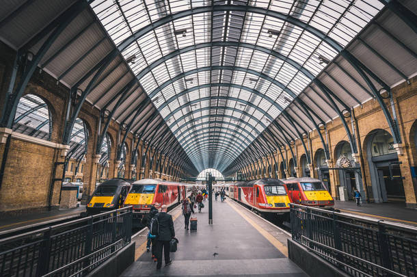 伦敦, 英国-2016年3月: 在伦敦市中心的国王十字<strong>火车</strong>站的乘客. 维京<strong>火车</strong>主操作员出这个<strong>火车</strong>站.