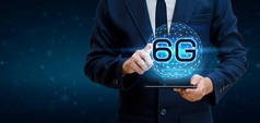 电话6g 地球商人连接世界各地的服务员手拿着一个空的数字平板与智能和6g 网络连接概念