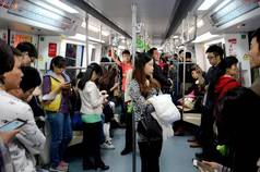 深圳, 中国-4月3日: 地铁车厢内。大多数人在2018年4月3日忙于他们的智能手机.