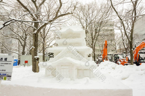 Supporo, 北海道, 日本 2018年2月12日: 由雪制成的日本寺庙。2018在大通公园的雪节比赛中的<strong>小雪</strong>花雕塑之一.