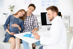 妇科会诊。医生显示婴儿超声对未来的父母在诊所