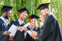 快乐的年轻毕业的学生在海角与文凭