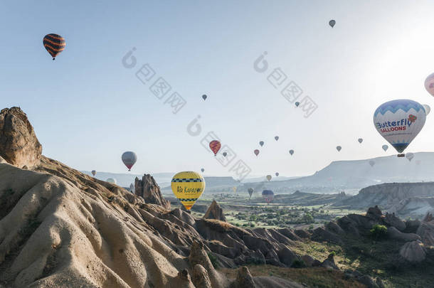 土耳其-09 2018年5月: <strong>彩色热气球</strong>飞越格雷梅国家公园上空, 空中飞行, 土耳其
