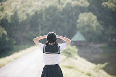 亚洲日本学校女孩服装的肖像看公园户外电影复古风格