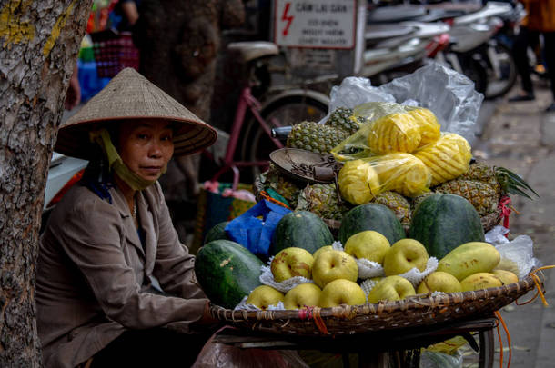 <strong>越南</strong>河内-2018年3月16日: <strong>高级</strong>女士在路上用自行车卖水果