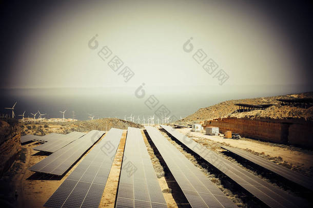 太阳能<strong>植物</strong>能源环境生产清洁现代未来电力与太阳和风力机在山上的海洋景观。没有污染和碳的新<strong>世界</strong>