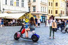 布拉格, 捷克共和国-7月 232017: 女孩在电动滑板车在老镇正方形与游人。这是一个历史性的广场, 在老城季度, 受游客欢迎