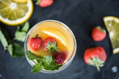 在石板板上清新清爽的夏日饮料与薄荷和水果的美景