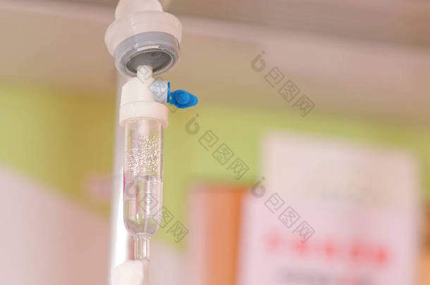 输液泵或<strong>盐水</strong>液静脉注射 (Iv.) 输液泵在医院的点滴