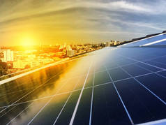 太阳能光伏发电厂屋顶上的阳光明媚的一天-可持续资源的能源概念.