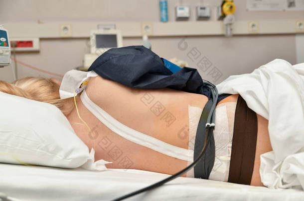 妇女躺在<strong>出生地</strong>与宫缩和硬膜外麻醉