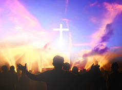教会崇拜理念: 基督教徒在夜间音乐音乐会上举手表扬和敬拜