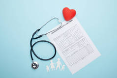 听诊器的顶部视图, 保险健康索赔表, 红色心脏符号和剪纸家庭孤立的蓝色