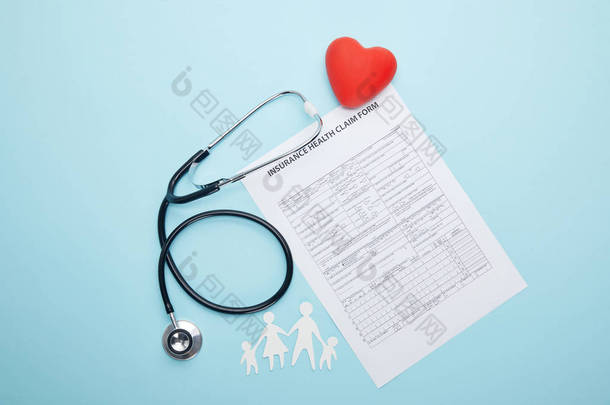 听诊器的顶部视图, 保险<strong>健康</strong>索赔表, 红色心脏符号和剪纸家庭孤立的蓝色