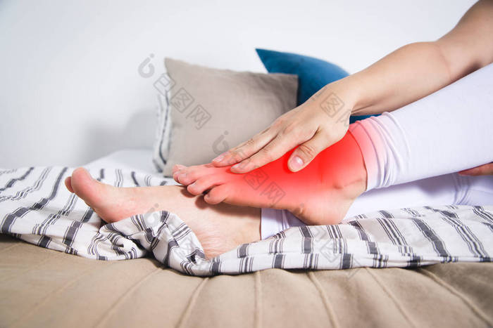 女人的腿受伤脚痛在家里按摩女人的脚图片-包图网企业站