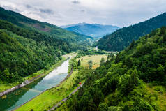 罗马尼亚 Bicaz 大坝背后的 Bicaz 湖景观