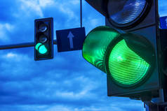 市区交汇处的红绿灯.